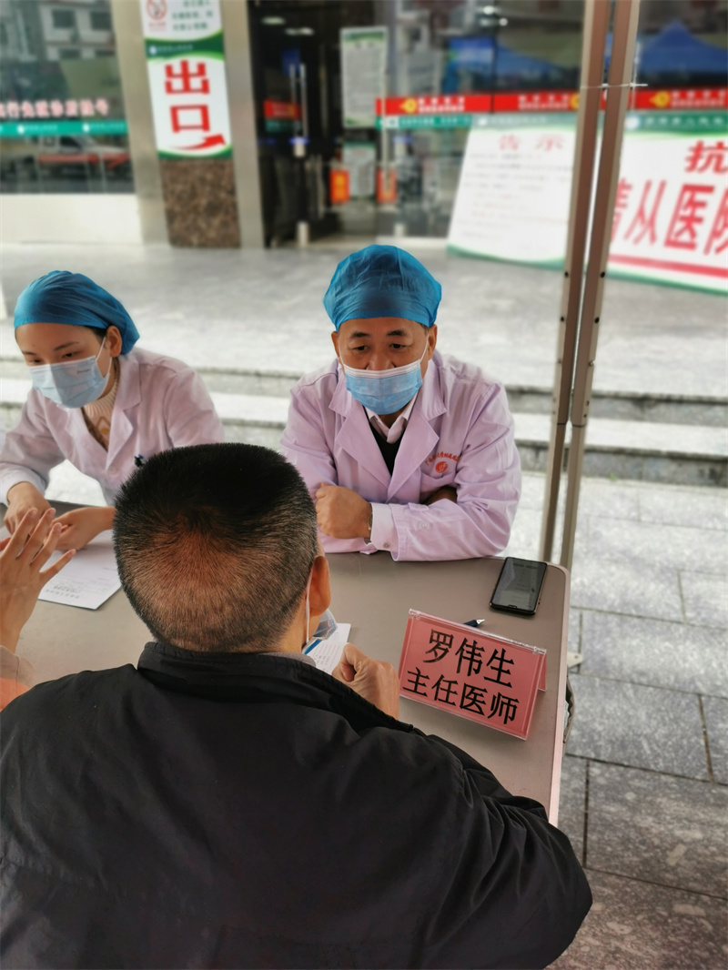 义诊现场2.jpg 义诊现场2.jpg