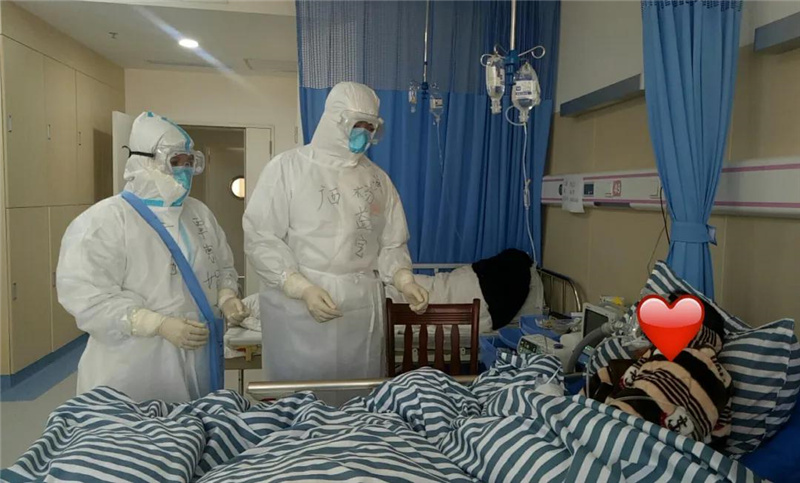 覃惠娟进行床边查房.jpg 覃惠娟进行床边查房.jpg