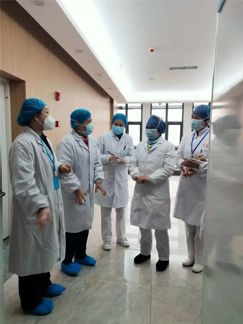 覃惠娟(左二)和驻地的护理骨干们沟通交流,.jpg 覃惠娟(左二)和驻地的护理骨干们沟通交流,.jpg