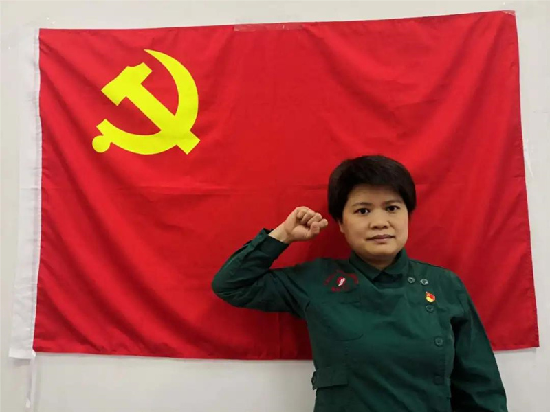 覃惠娟火线入党.jpg 覃惠娟火线入党.jpg