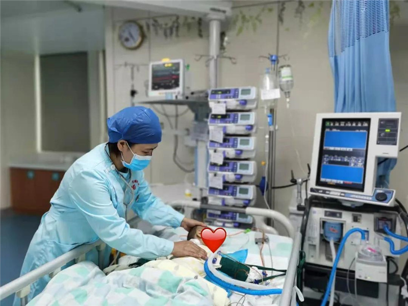 覃惠娟在胸心血管外科护理患者.jpg 覃惠娟在胸心血管外科护理患者.jpg