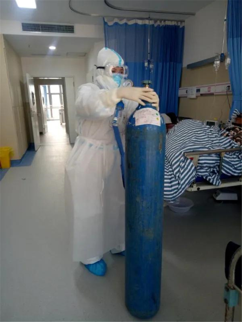 因为没有中心供氧,覃惠娟把氧气瓶搬到床边,做好抢救准备.jpg 因为没有中心供氧,覃惠娟把氧气瓶搬到床边,做好抢救准备.jpg