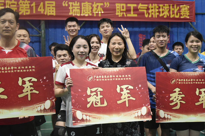 陈日兰副书记为冠军队伍颁奖.jpg 陈日兰副书记为冠军队伍颁奖.jpg