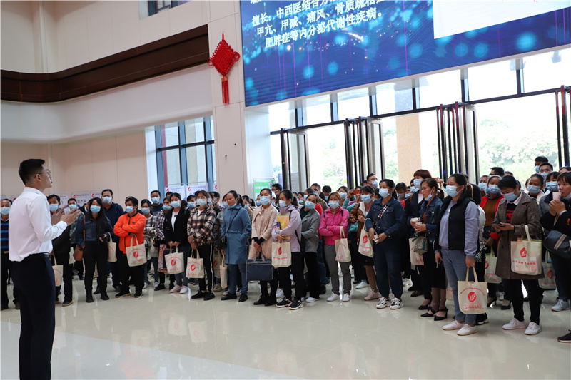 5为代表们讲解.jpg 5为代表们讲解.jpg
