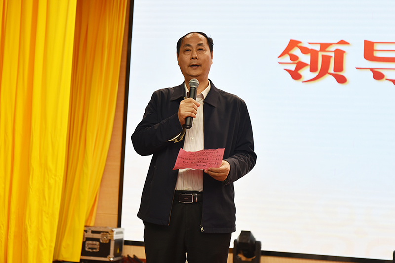 2陈锋副院长宣布比赛结果.jpg 2陈锋副院长宣布比赛结果.jpg