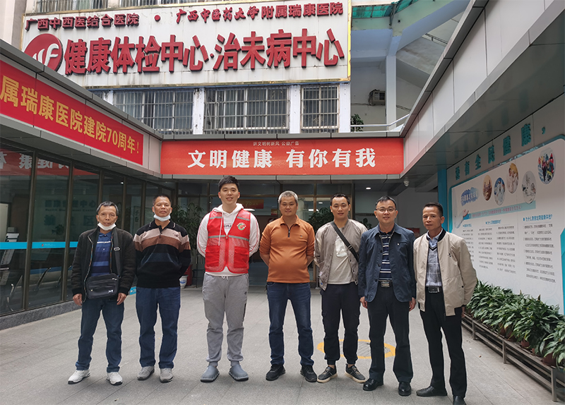 1村干部在我院健康管理中心前合影.jpg 1村干部在我院健康管理中心前合影.jpg