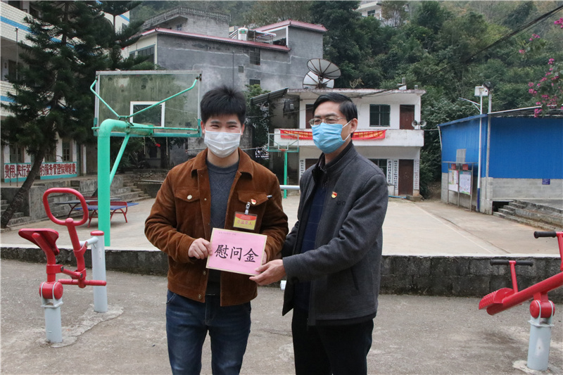 学校党委副书记何并文慰问新盏村“第一书记”李金荣.jpg
