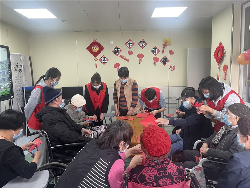 老年病科患者在“剪窗花”.jpg
