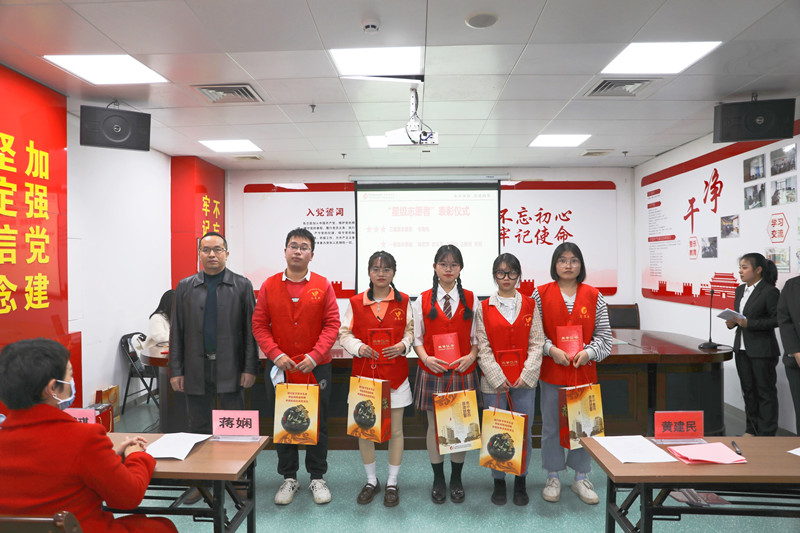 黄建民书记为星级志愿者颁奖_副本.jpg
