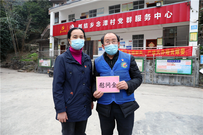学校纪委书记韦雪芳慰问念潭村“第一书记”吴汉周.jpg
