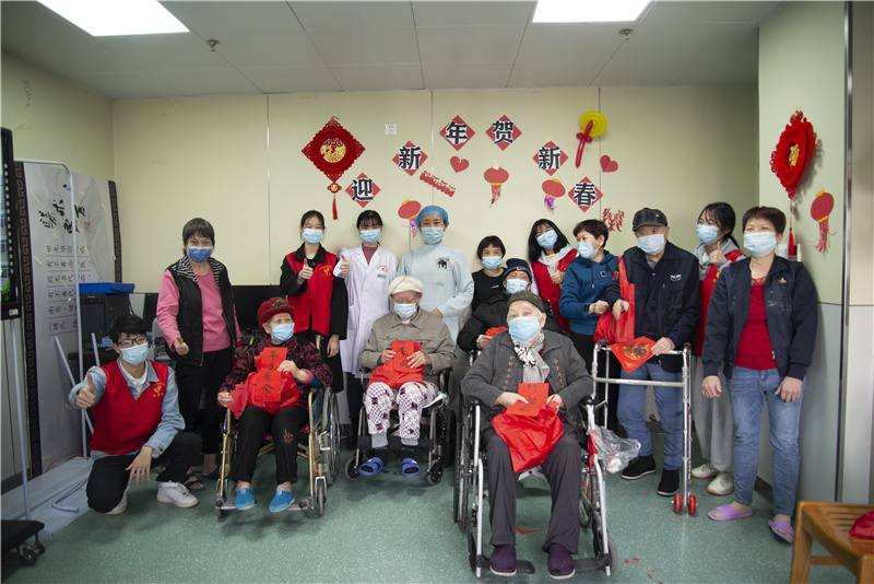 医护、社工及患者合影留念.jpg