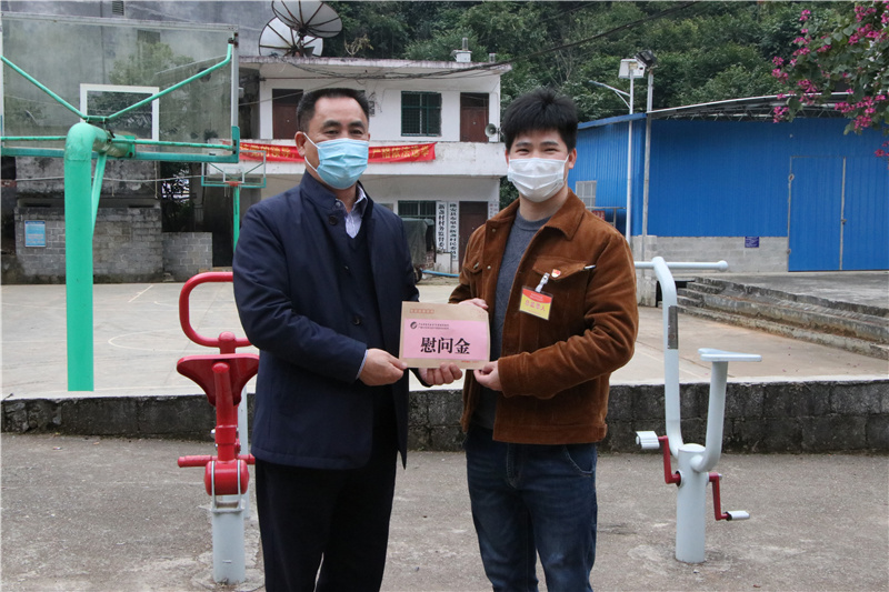 医院院长唐友明慰问新盏村“第一书记”李金荣.jpg