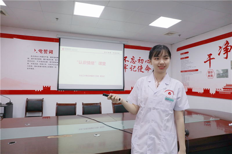 社工部黄兆欣讲课.jpg