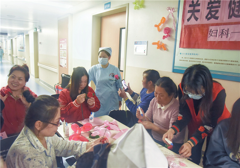 妇科一区李砺副护士长指导患者制作手工花.jpg