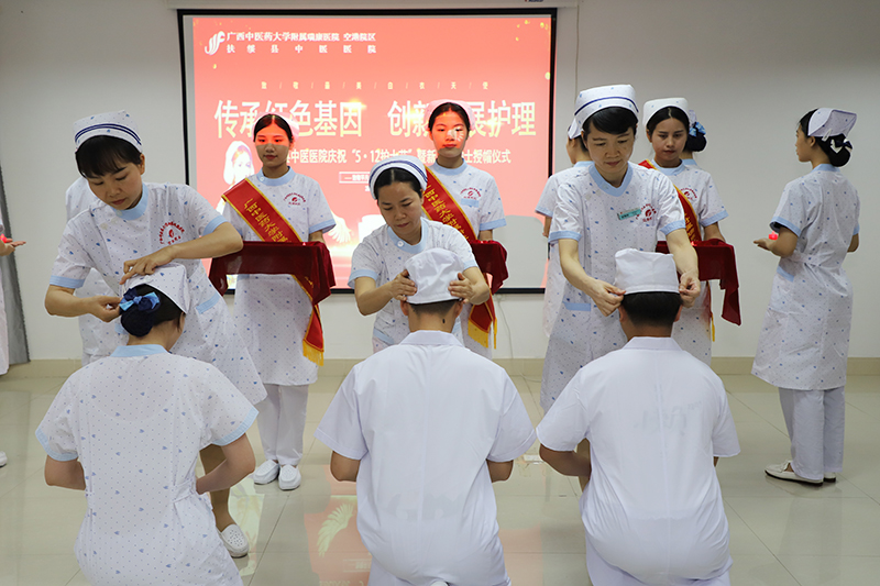 3授帽仪式.jpg