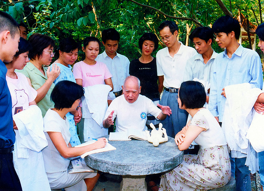 国医大师班秀文教授与学生交谈.jpg 国医大师班秀文教授与学生交谈.jpg