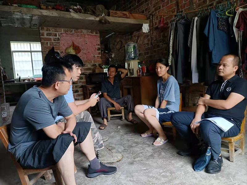1第一书记吴嘉庆来到梦飞家中.jpg 1第一书记吴嘉庆来到梦飞家中.jpg