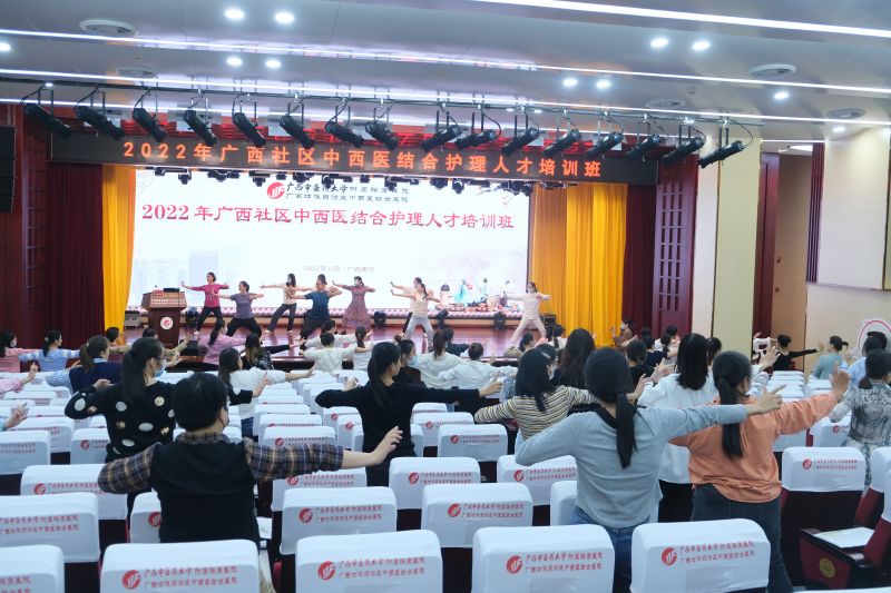 练习八段锦.jpg