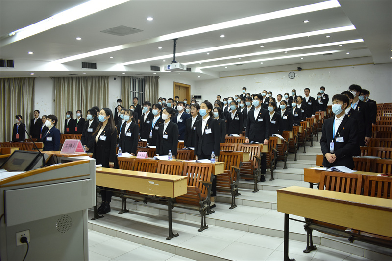 与会人员齐唱中华人民共和国国歌.jpg 与会人员齐唱《中华人民共和国国歌》.jpg