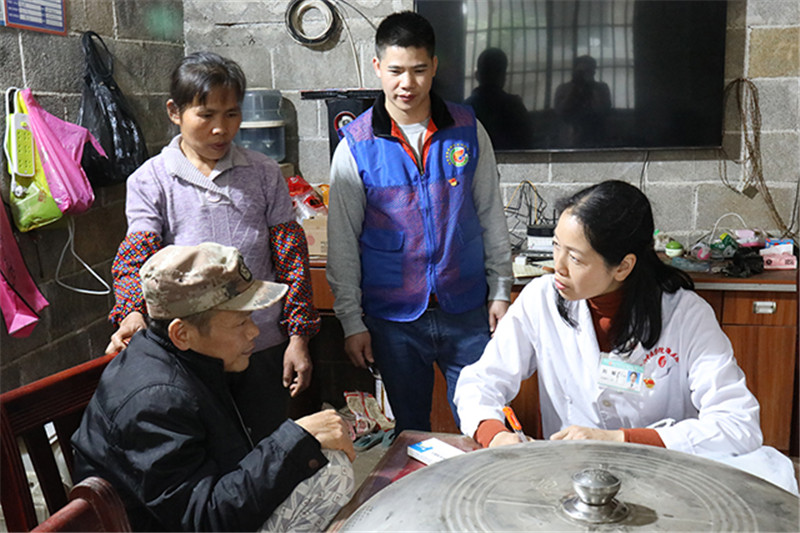 2.2第一书记李金荣带领医疗小分队入户给村民诊治.jpg
