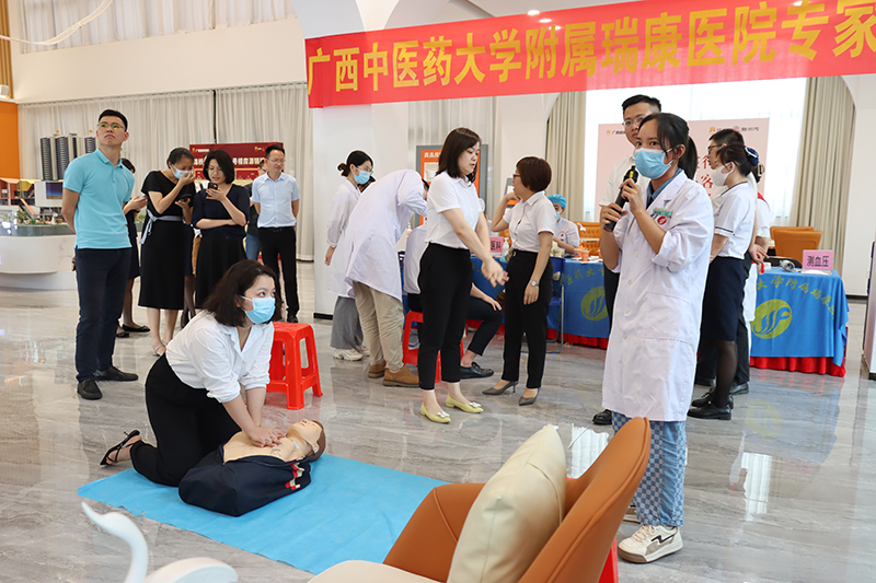 1讲授心肺复苏知识.jpg 1讲授心肺复苏知识.jpg