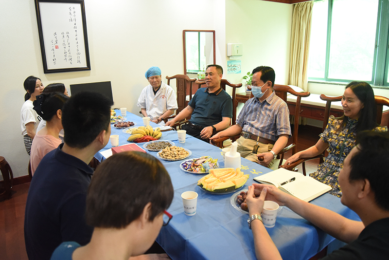 1座谈会现场.jpg 1座谈会现场.jpg