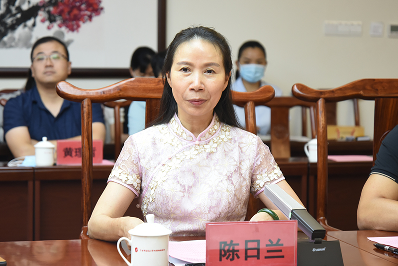 3陈日兰副书记主持座谈会.jpg