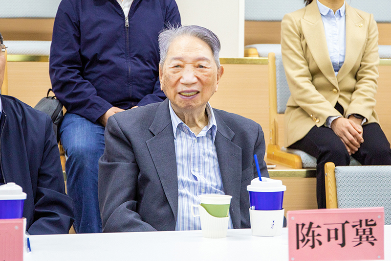 4陈可冀院士聆听汇报.jpg 4陈可冀院士聆听汇报.jpg