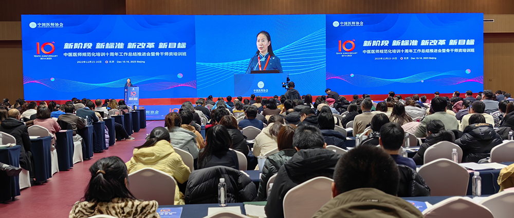 党委副书记、副院长陈日兰主持专家讲座.jpg 党委副书记、副院长陈日兰主持专家讲座.jpg
