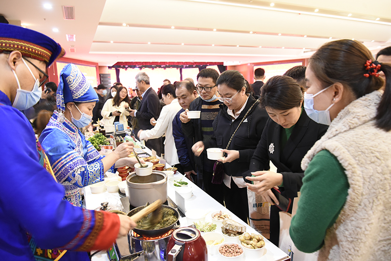 5现场到我院展区参观品鉴.jpg