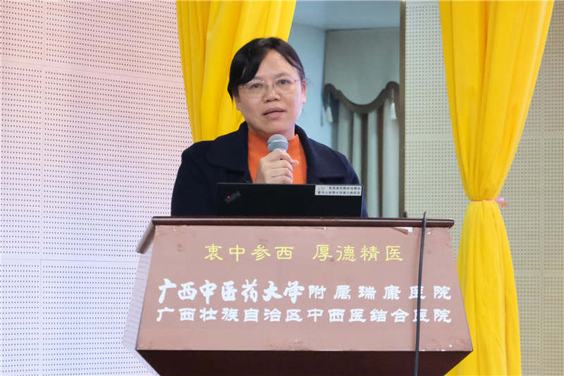 护理部龙秀红主任主持会议.jpg