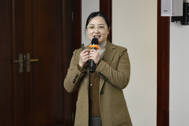 4唐晓书记作汇报.jpg 4唐晓书记作汇报.jpg