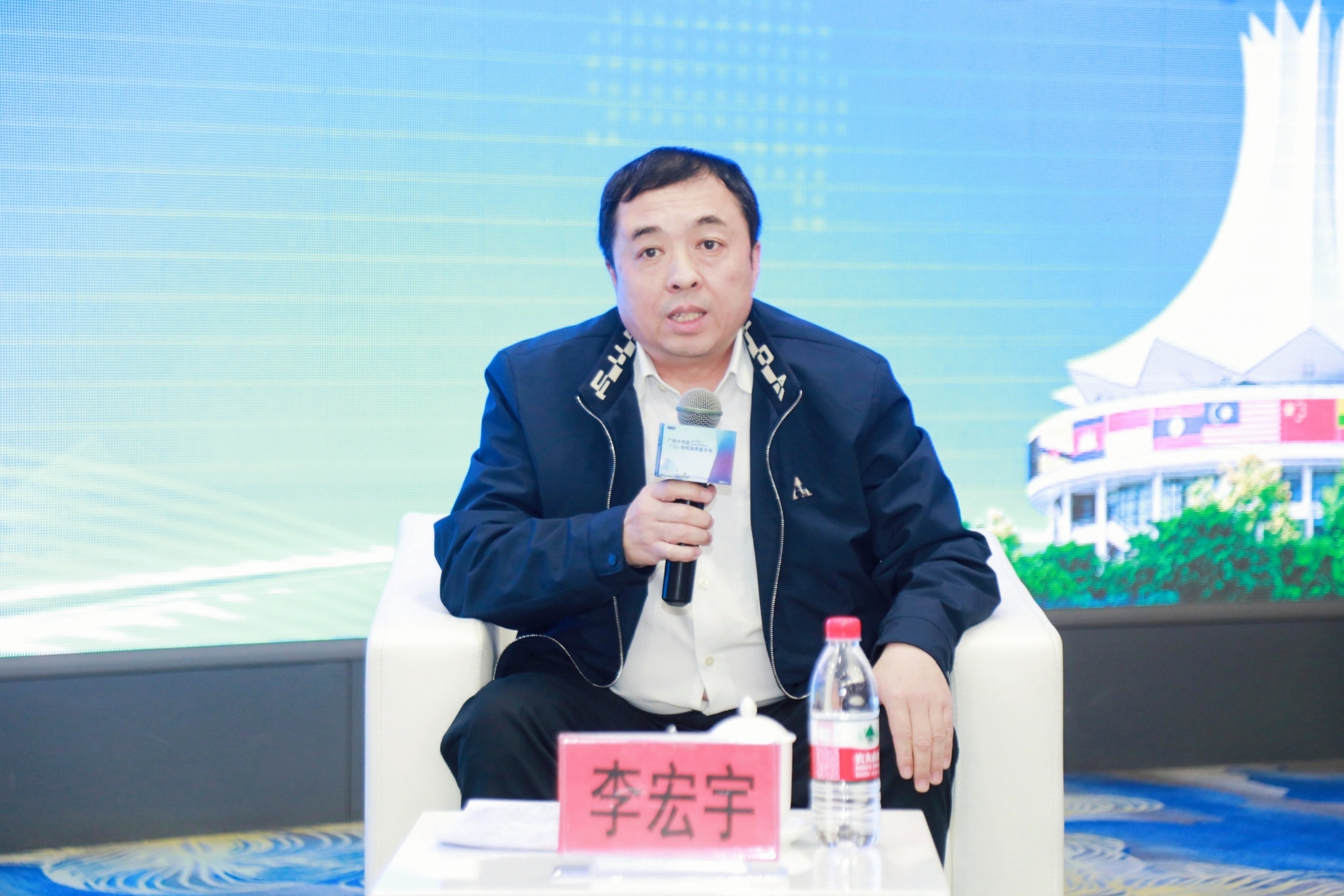 12广西骨伤医院院长李宏宇作分享讨论.JPG