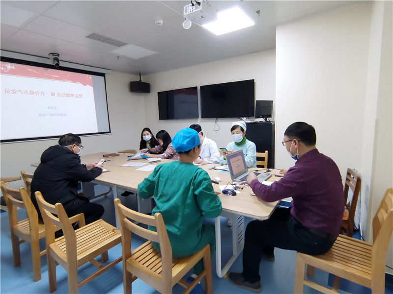 支部书记上党课、领学《中国共产党章程》.jpg