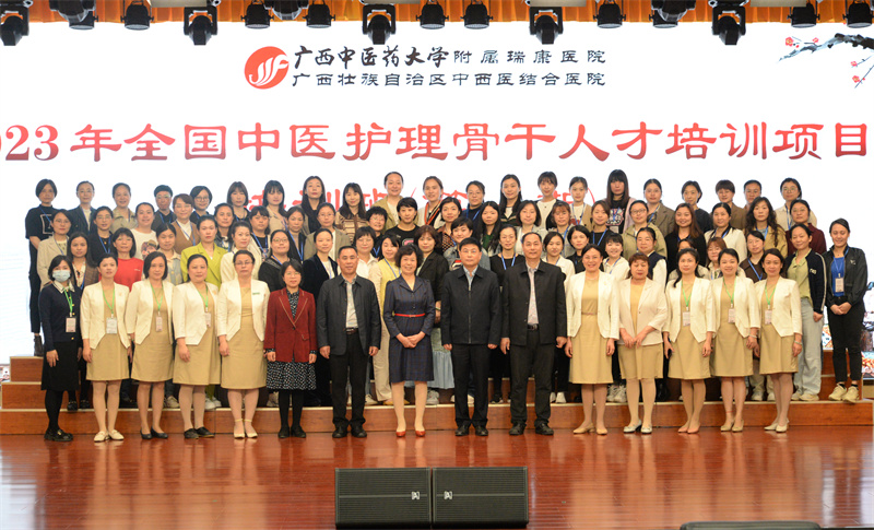 领导与学员合影.jpg 领导与学员合影.jpg