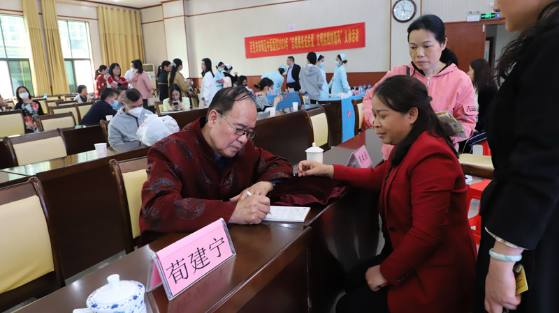 第七批全国老中医药专家荀建宁教授把脉问诊.jpg 第七批全国老中医药专家荀建宁教授把脉问诊.jpg