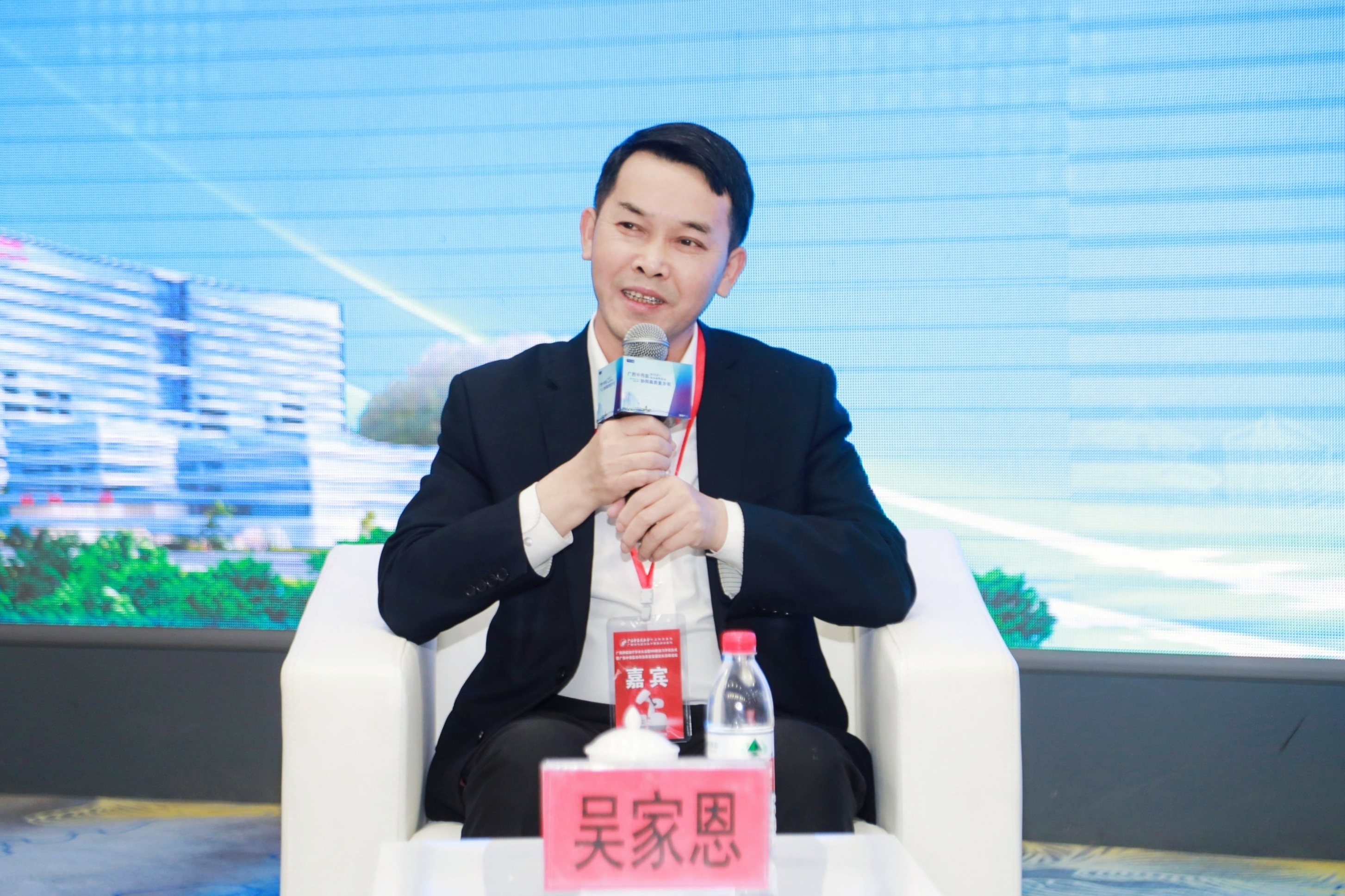 13广西壮族自治区桂东人民医院院长吴家恩作分享讨论.JPG