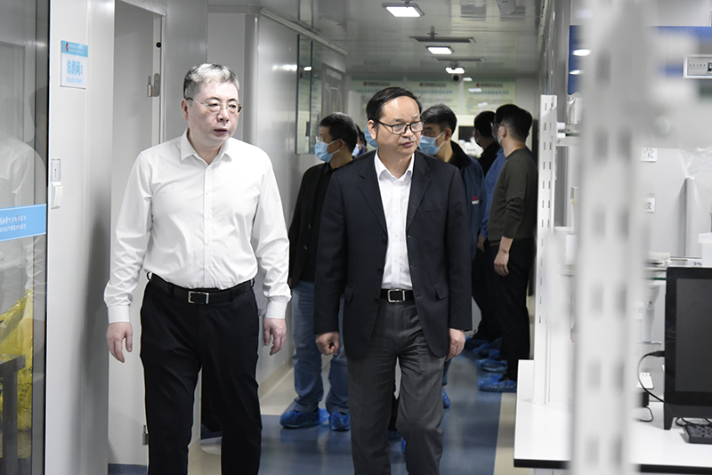 4参观中西医结合转化医学中心.jpg