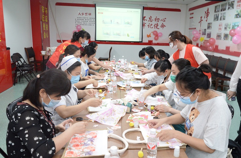 我院护士制作蝶古巴特手提包.jpg 我院护士制作蝶古巴特手提包.jpg