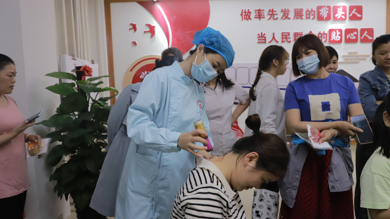义诊现场居民体验雷火灸.jpg 义诊现场居民体验雷火灸.jpg