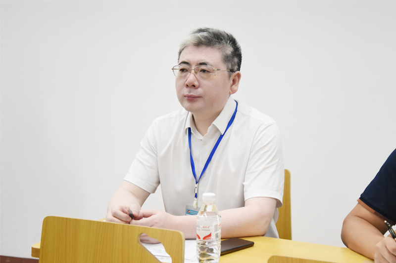 4高宏君书记听课.jpg 4高宏君书记听课.jpg
