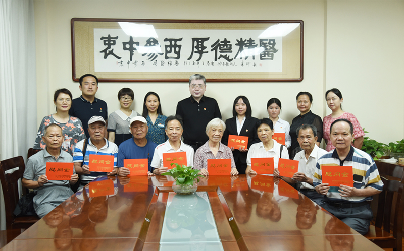 1合影.jpg 1合影.jpg