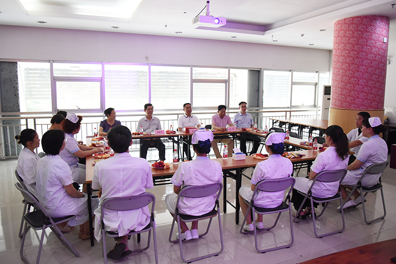 1座谈会现场.jpg 1座谈会现场.jpg