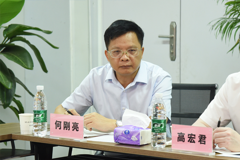 3何刚亮副校长出席会议.jpg 3何刚亮副校长出席会议.jpg