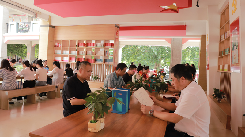 全体党员在文秀书吧学习文秀精神书籍.jpg 全体党员在文秀书吧学习文秀精神书籍.jpg