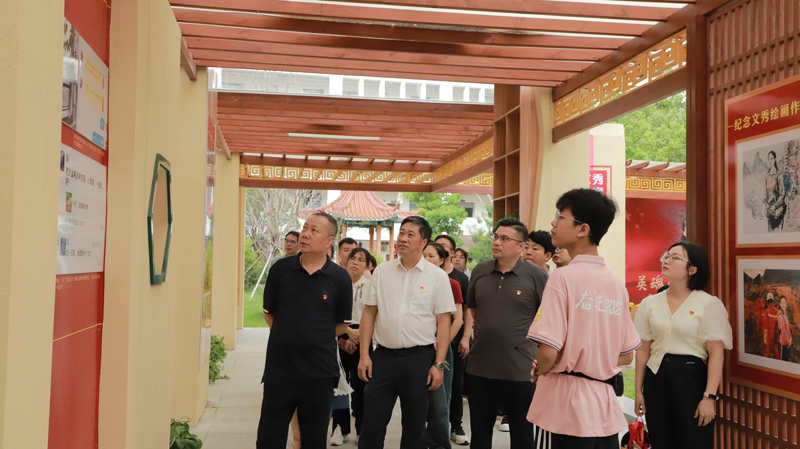 参观文秀长廊.jpg 参观文秀长廊.jpg