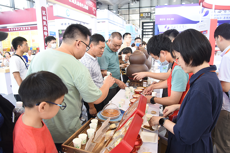 9观众到我院展区品鉴.jpg