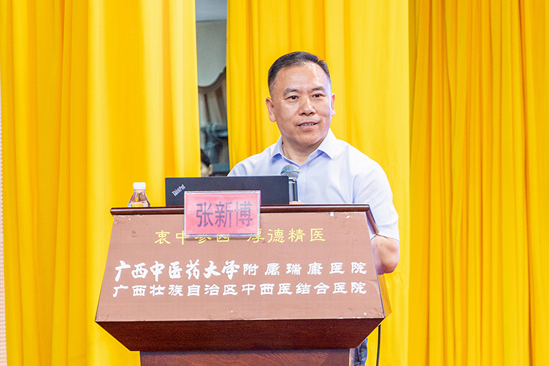 7张新博教授做培训.jpg 7张新博教授做培训.jpg