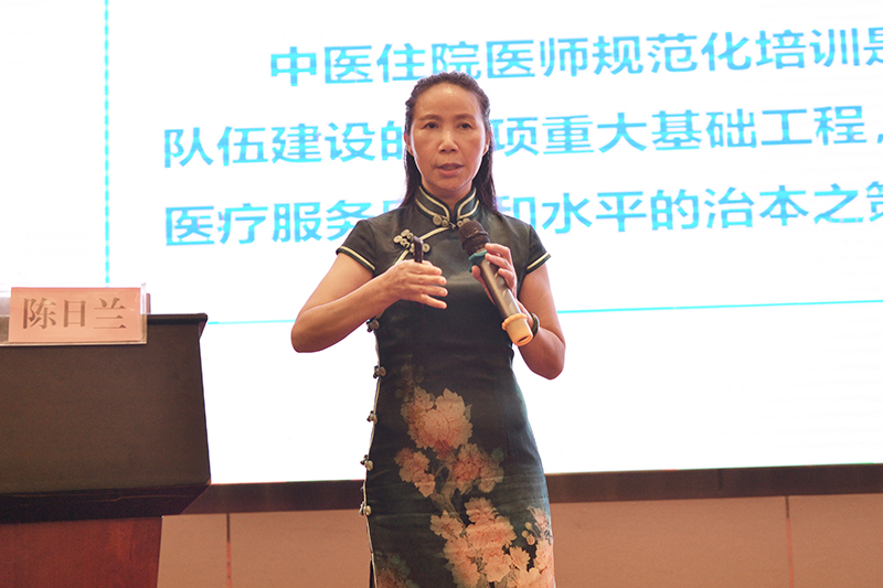 4陈日兰副书记做培训.jpg 4陈日兰副书记做培训.jpg