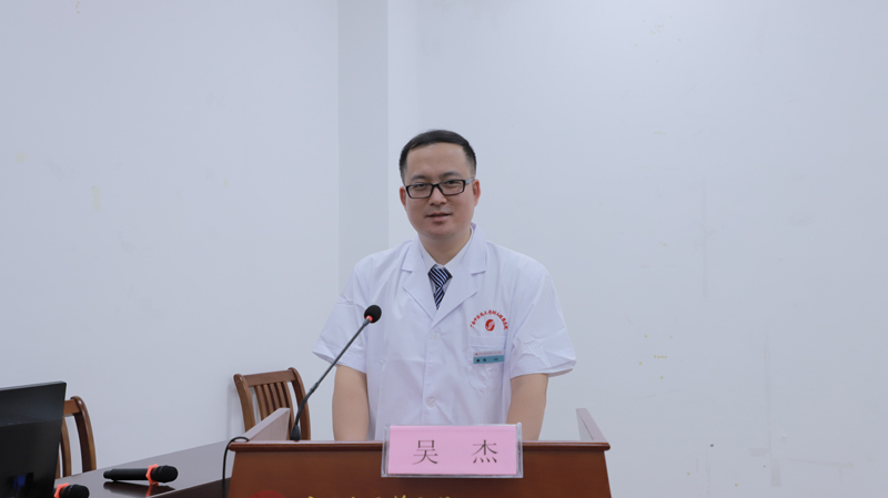 优秀医师代表吴杰发言.jpg 优秀医师代表吴杰发言.jpg